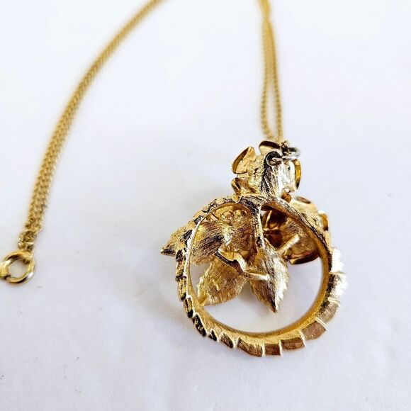 Vintage Mid Century Gold Tone Textured Flower Rose Wreath Pendant Chain Necklace - Picture 6 of 9